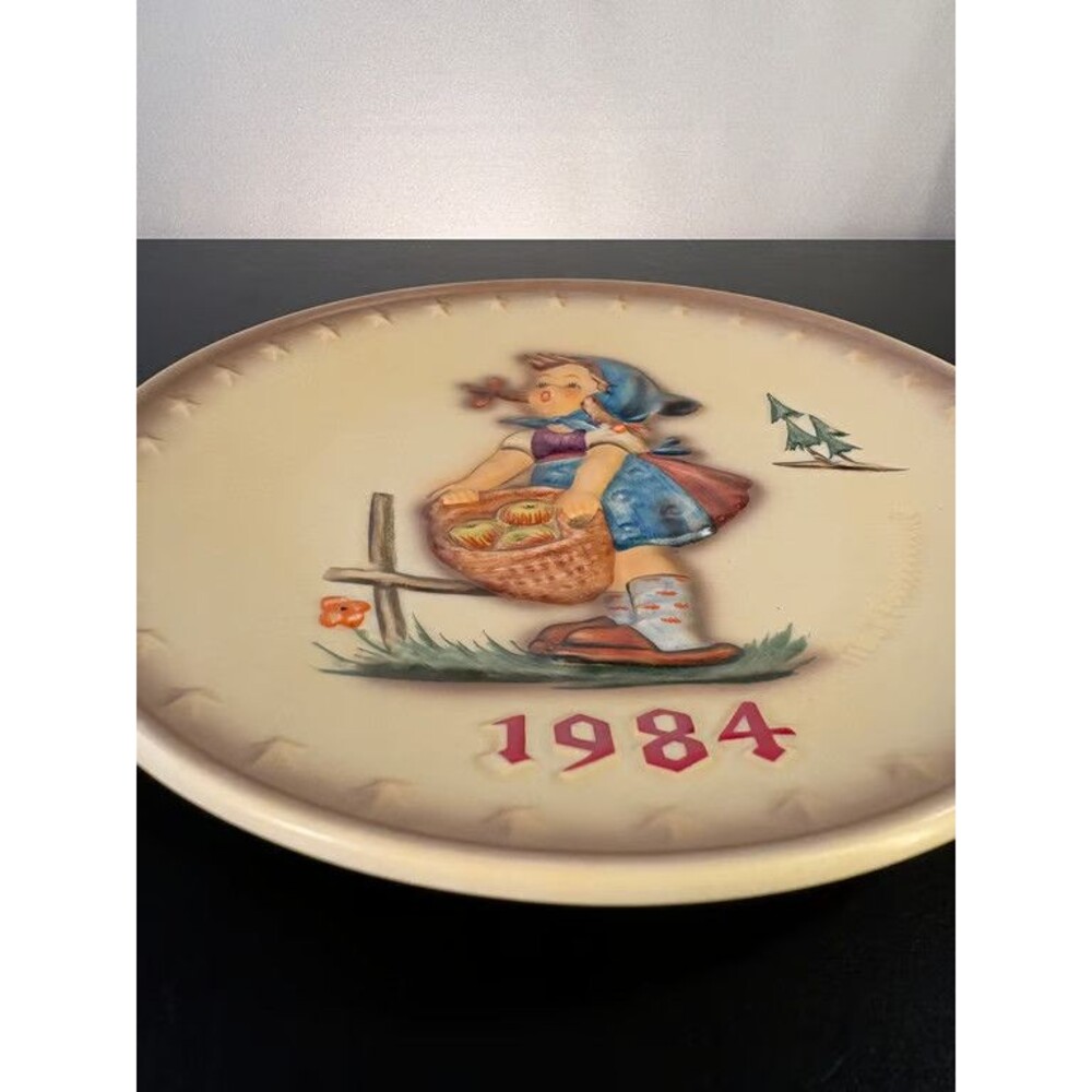 Hummel Annual Plate 1984 Goebel 14th Edition Bas Relief HUM 277 Mint in Box